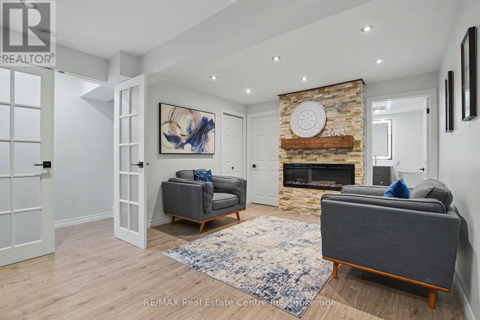 148 Carter Crescent, Cambridge, ON - Indoor Photo Showing Living Room With Fireplace