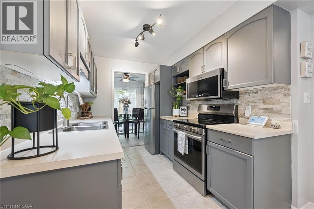 199 Saginaw Parkway Unit# 15, Cambridge, ON - Indoor Photo Showing Kitchen With Double Sink