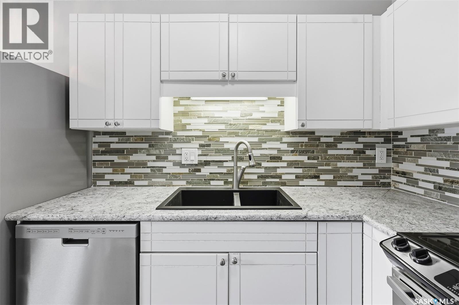 8 103 Berini Drive, Saskatoon, SK - Indoor Photo Showing Kitchen With Double Sink