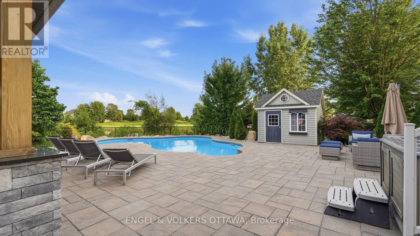 191 Cheyenne Way, Ottawa, ON - Outdoor With In Ground Pool