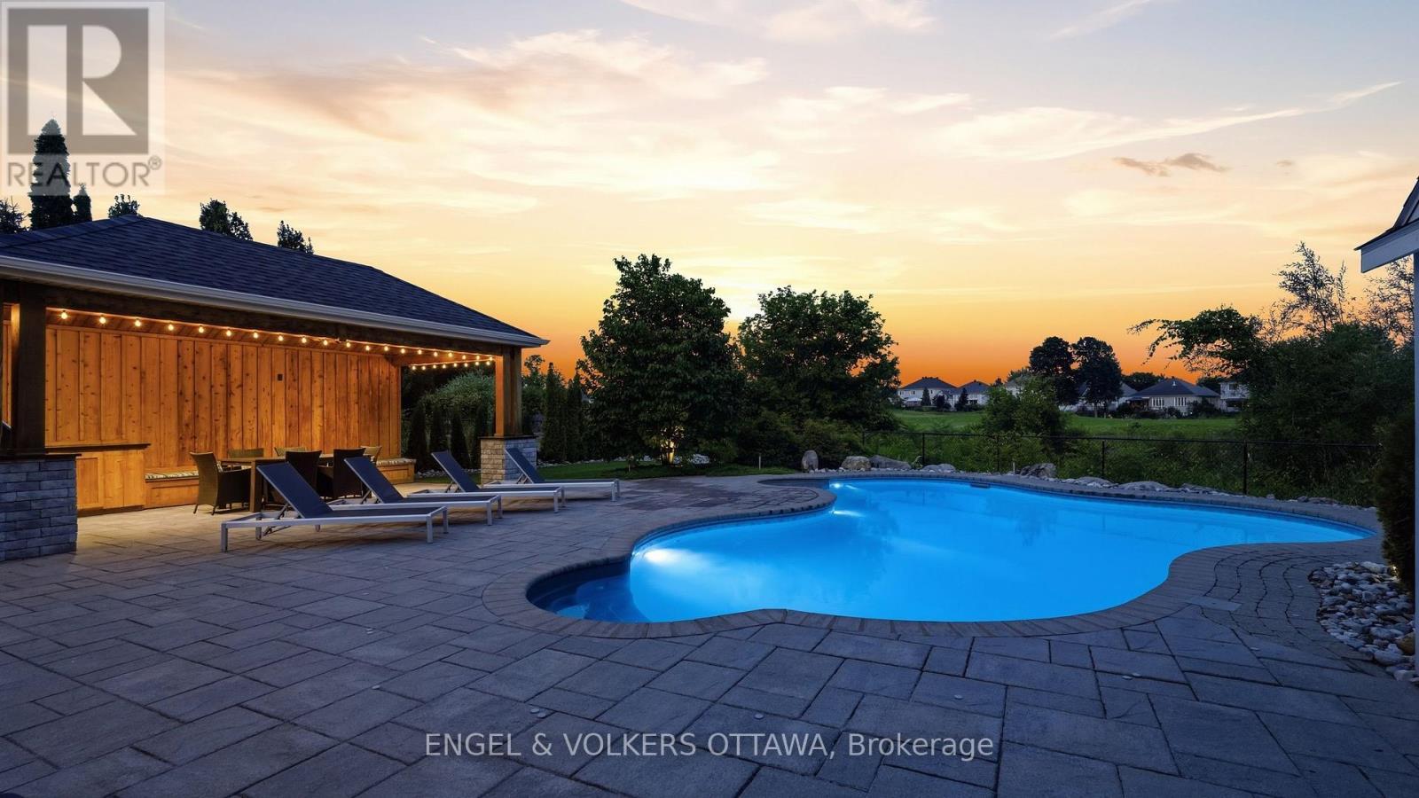 191 Cheyenne Way, Ottawa, ON - Outdoor With In Ground Pool