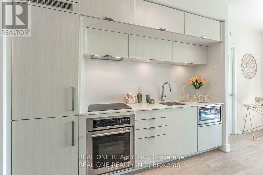 303 - 80 Vanauley Street, Toronto, ON - Indoor Photo Showing Kitchen
