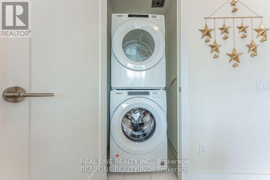 303 - 80 Vanauley Street, Toronto, ON - Indoor Photo Showing Laundry Room