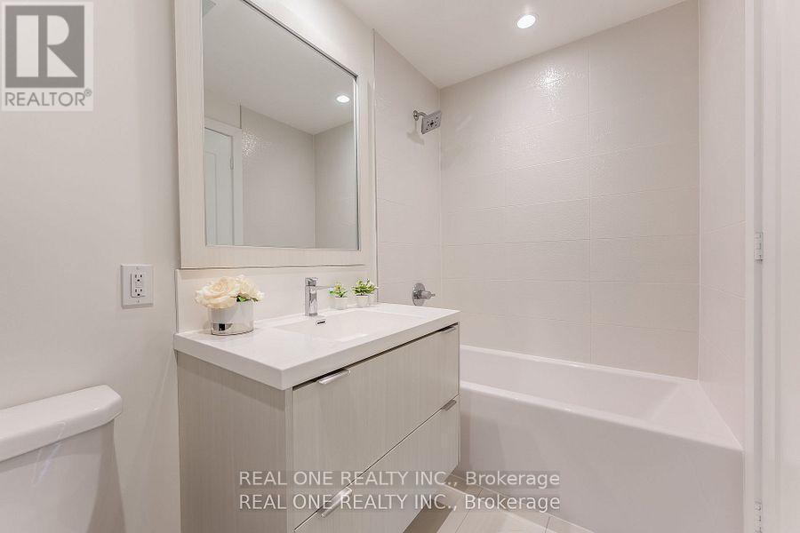 303 - 80 Vanauley Street, Toronto, ON - Indoor Photo Showing Bathroom