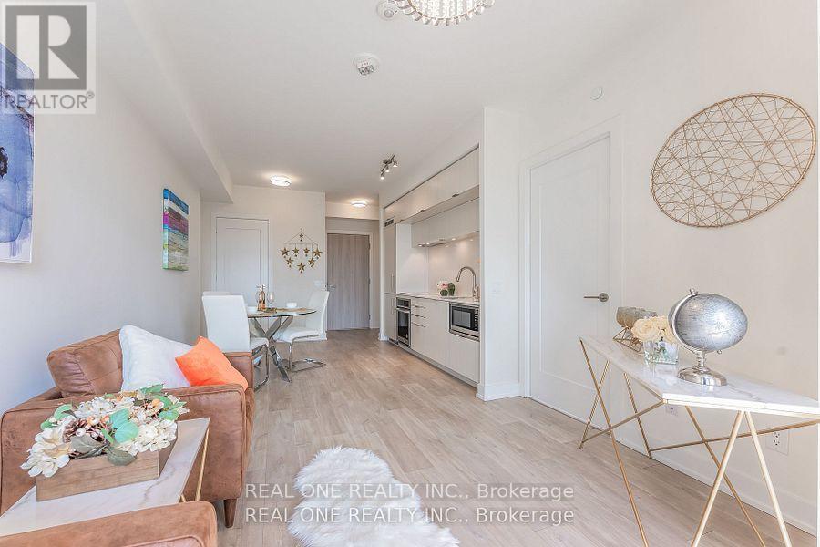 303 - 80 Vanauley Street, Toronto, ON - Indoor Photo Showing Living Room