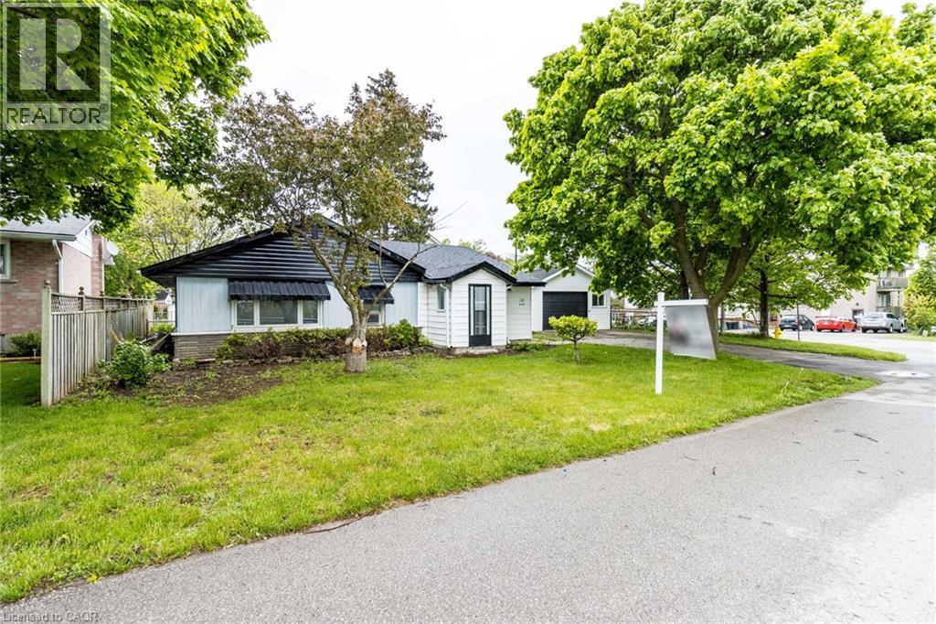 Single-story residence featuring a black-shingled roof and light-colored siding - 15 Spiers Crescent, Cambridge, ON - Outdoor