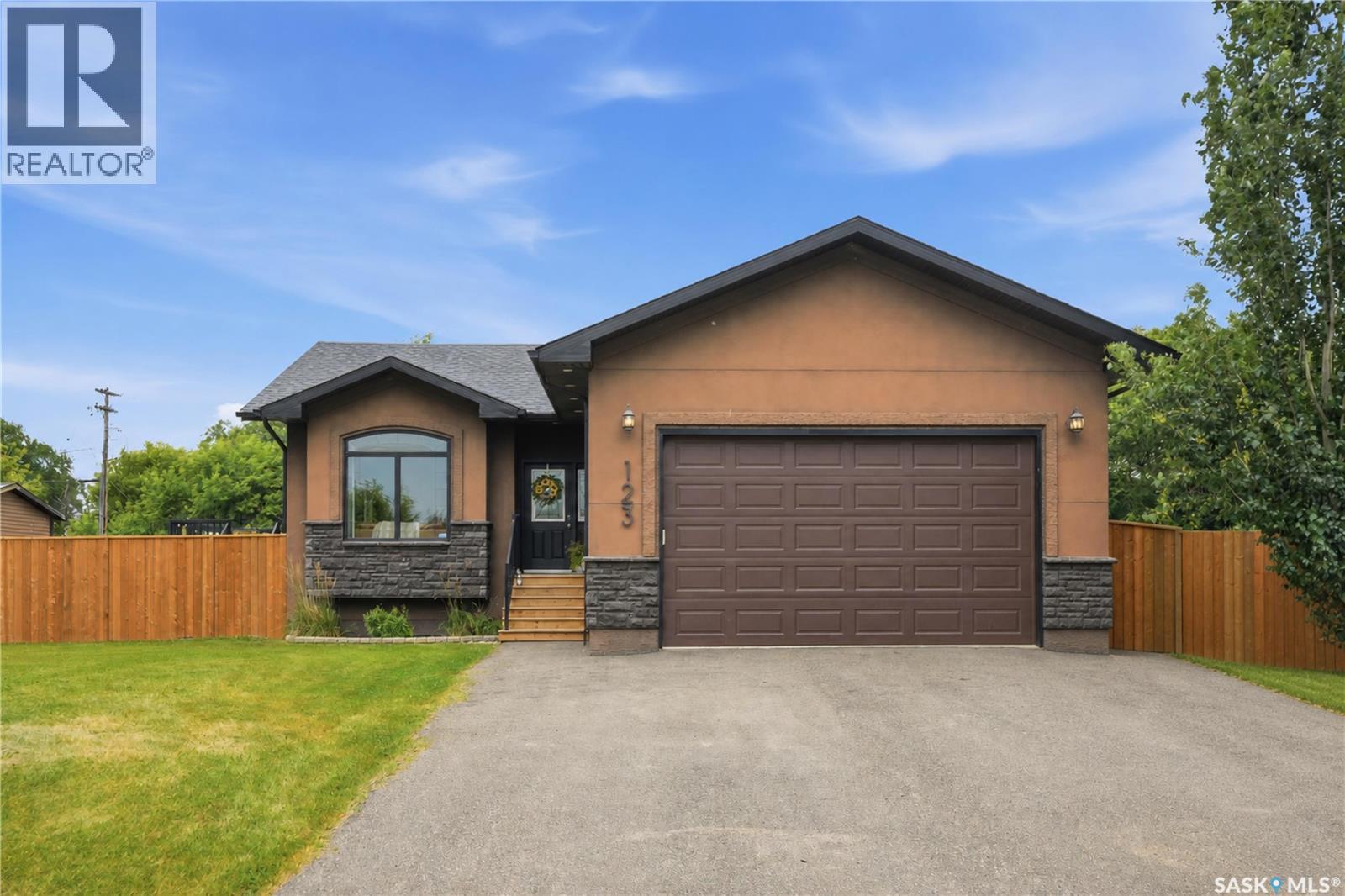123 Railway Avenue, Dundurn, SK - Outdoor