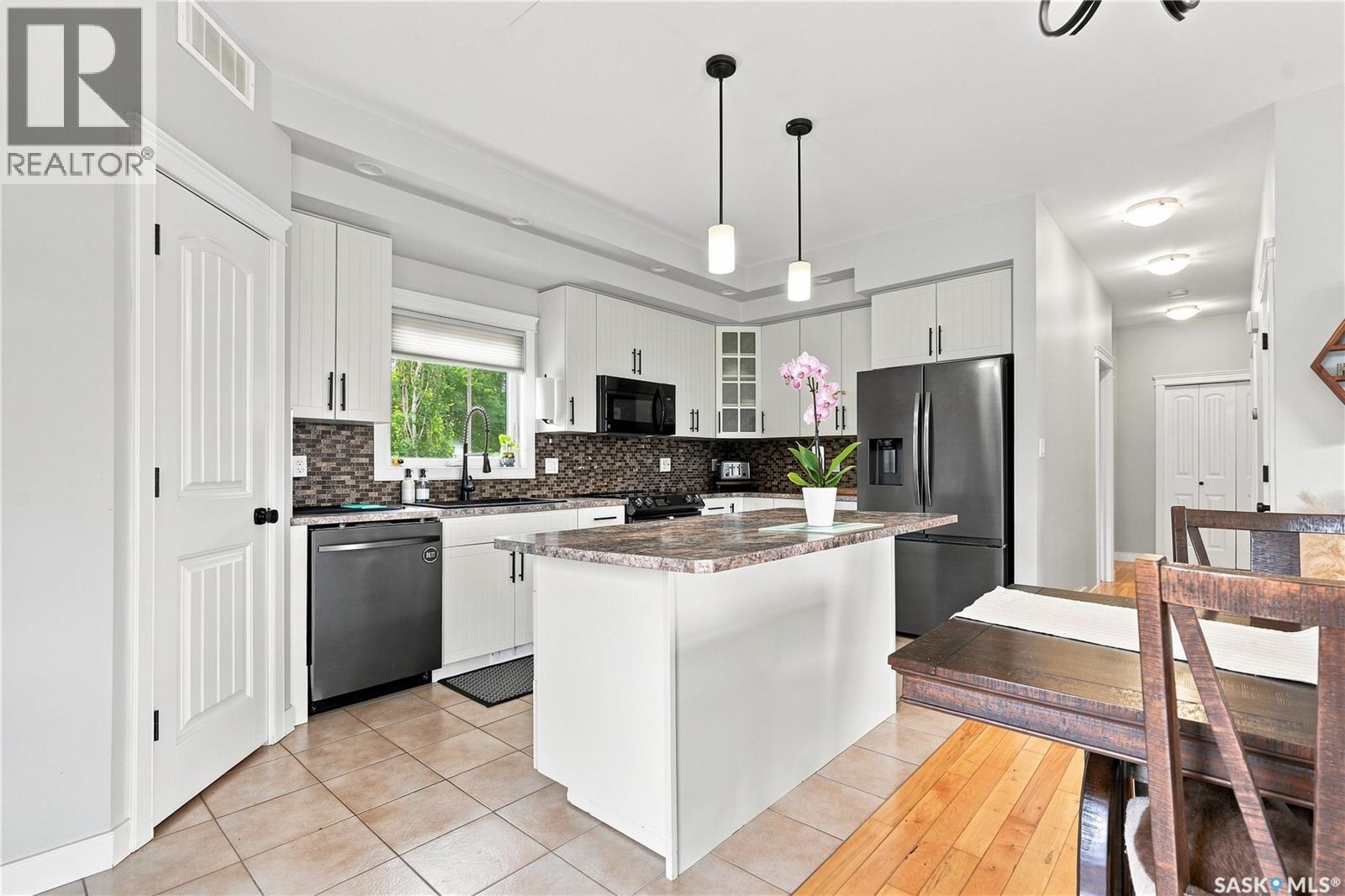123 Railway Avenue, Dundurn, SK - Indoor Photo Showing Kitchen With Upgraded Kitchen