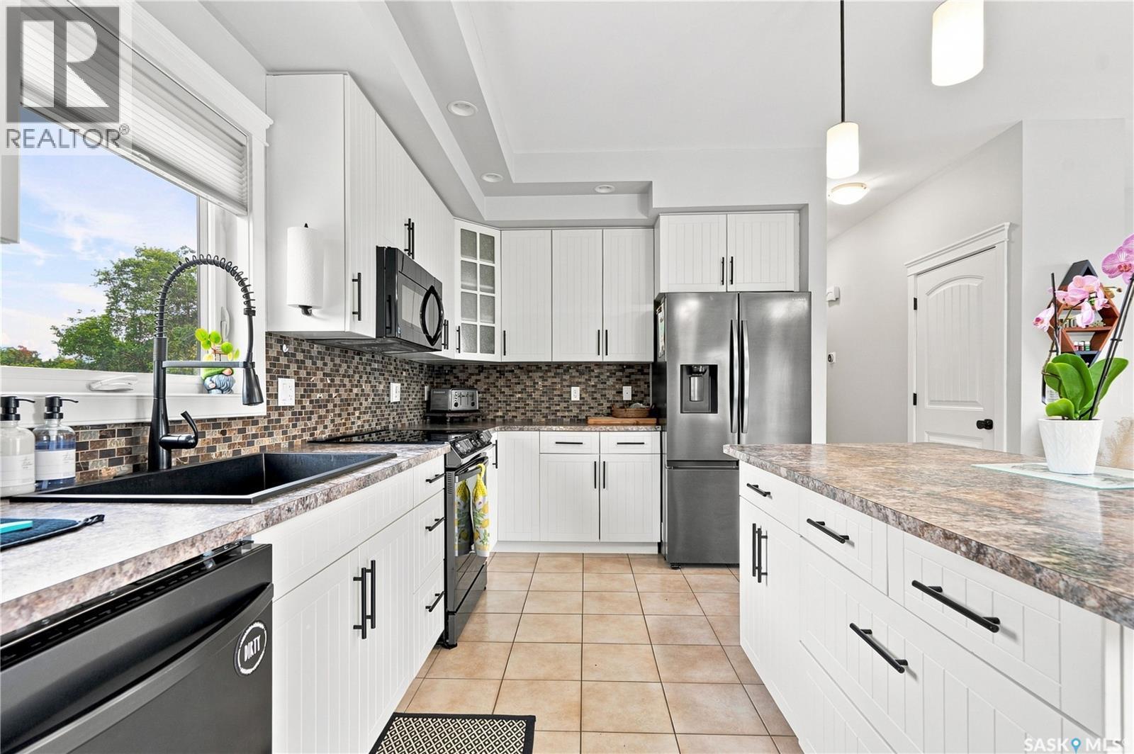 123 Railway Avenue, Dundurn, SK - Indoor Photo Showing Kitchen With Double Sink With Upgraded Kitchen