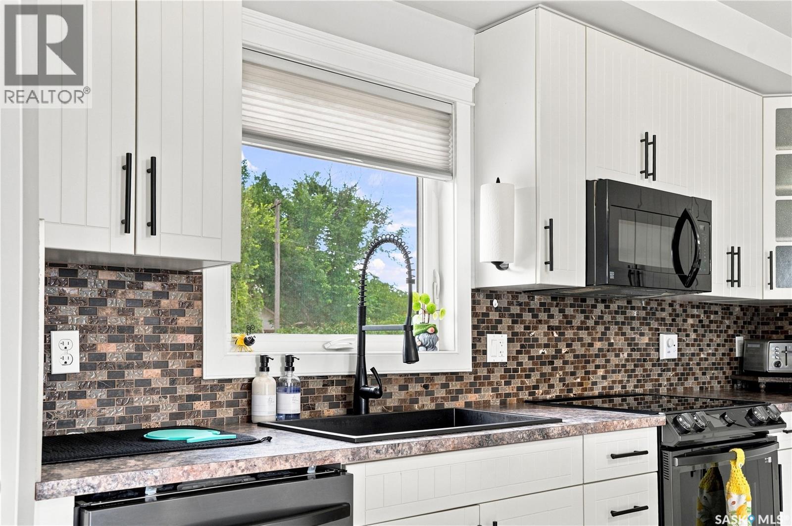 123 Railway Avenue, Dundurn, SK - Indoor Photo Showing Kitchen With Double Sink With Upgraded Kitchen