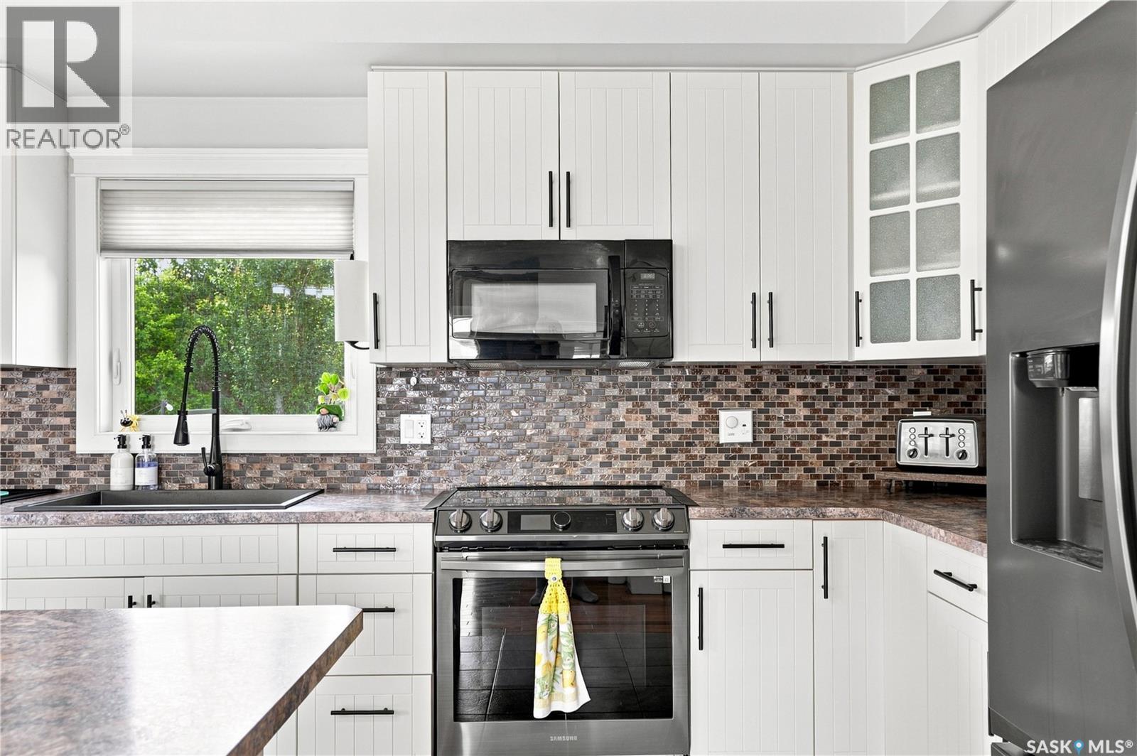 123 Railway Avenue, Dundurn, SK - Indoor Photo Showing Kitchen With Upgraded Kitchen