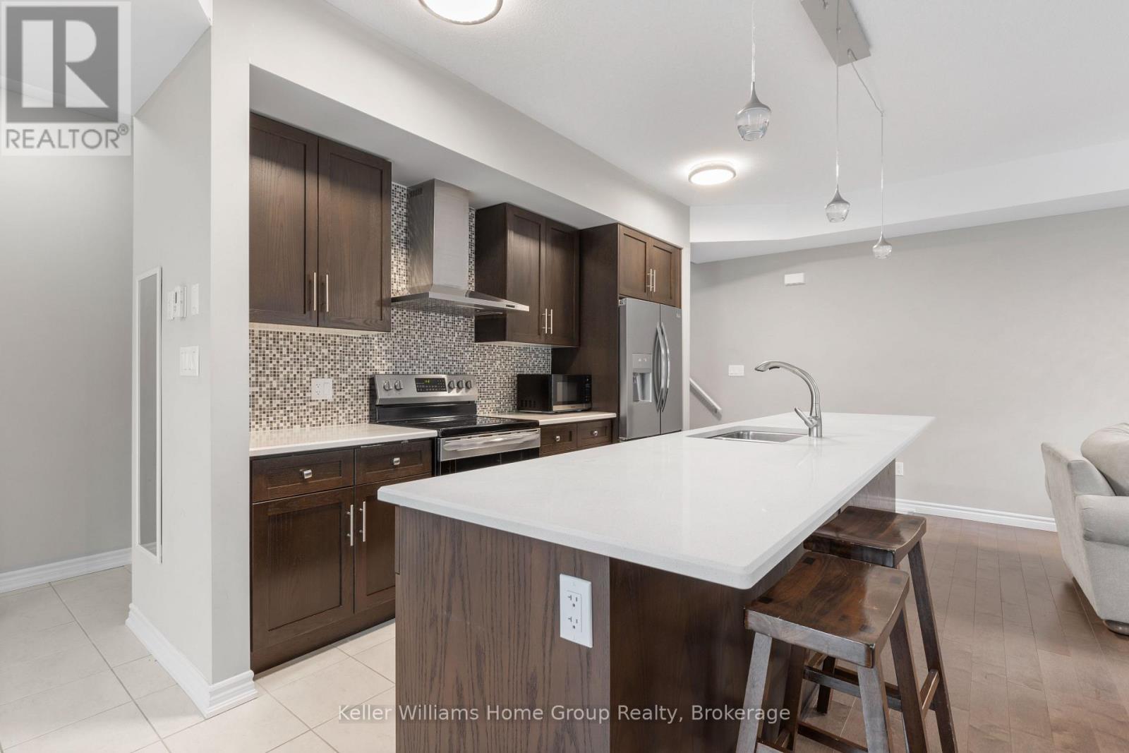 35 - 107 Westra Drive, Guelph (Willow West/Sugarbush/West Acres), ON - Indoor Photo Showing Kitchen With Upgraded Kitchen