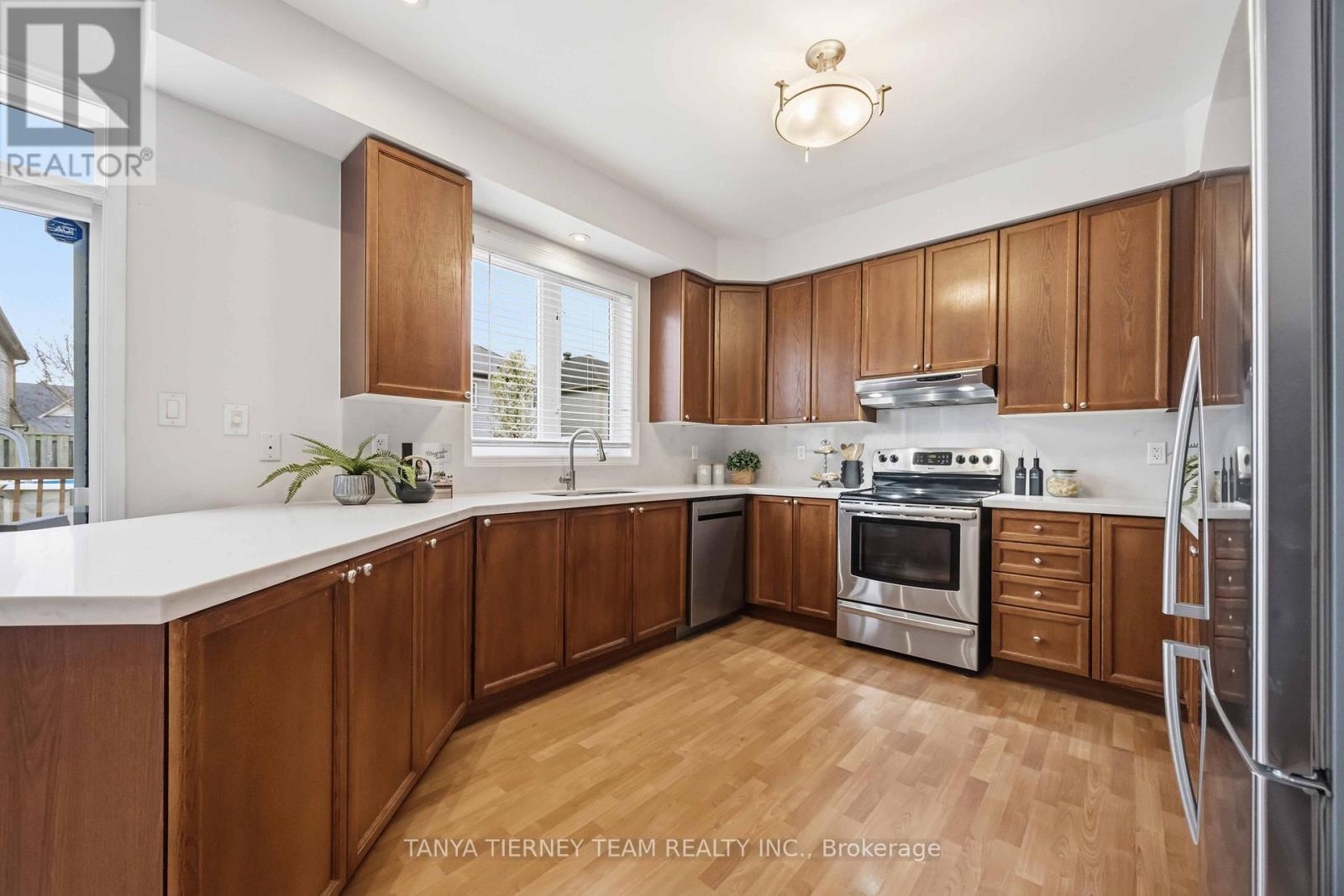 75 Robert Attersley Drive E, Whitby, ON - Indoor Photo Showing Kitchen With Stainless Steel Kitchen