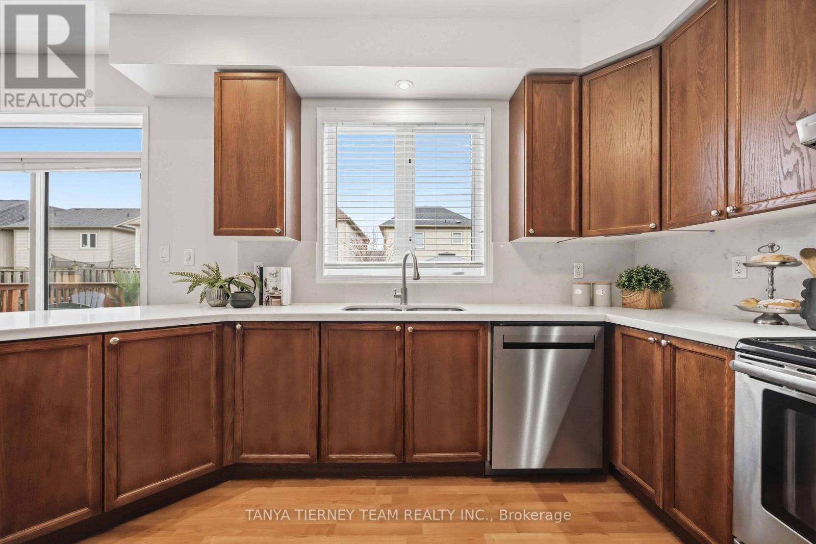75 Robert Attersley Drive E, Whitby, ON - Indoor Photo Showing Kitchen With Stainless Steel Kitchen