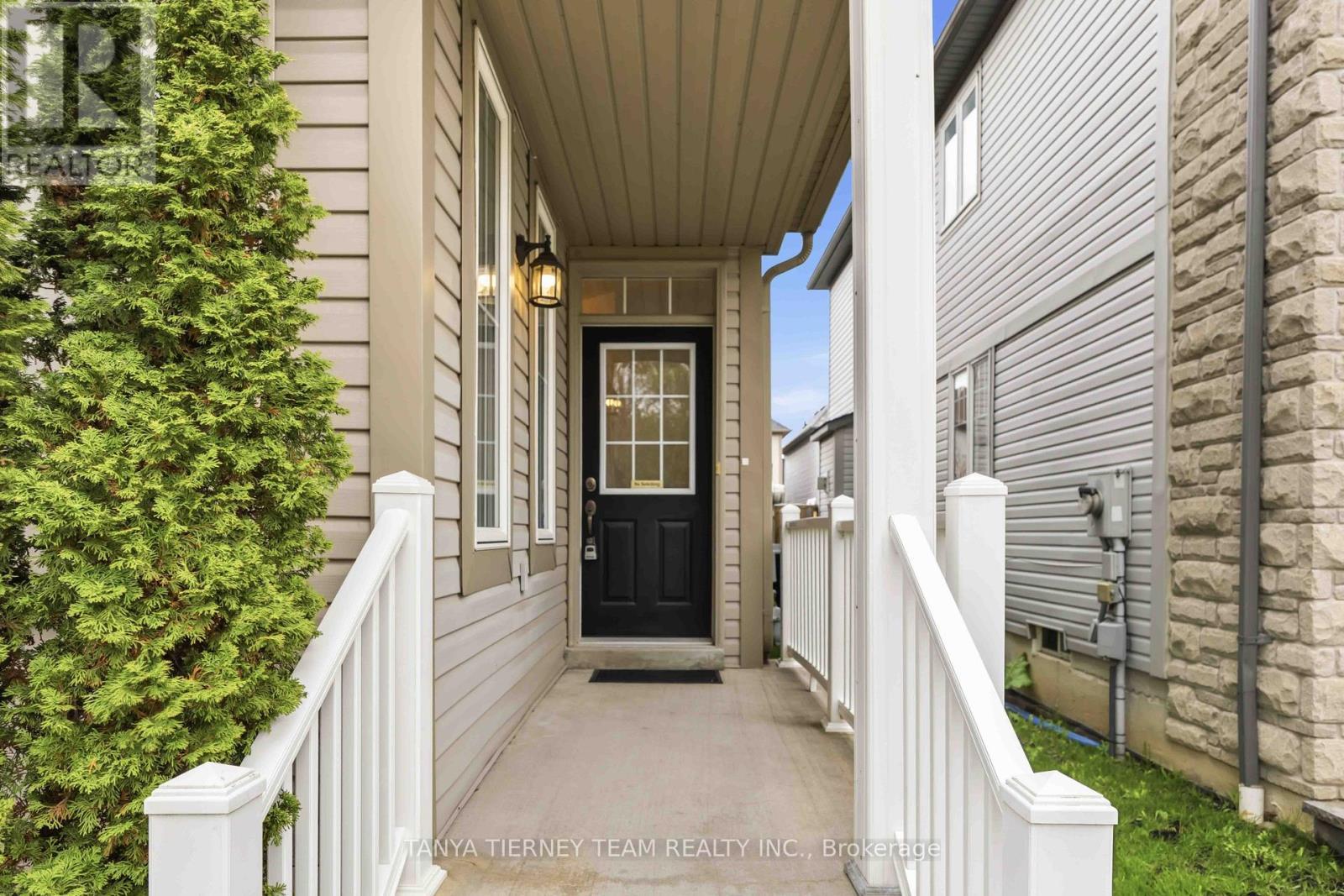 75 Robert Attersley Drive E, Whitby, ON - Outdoor
