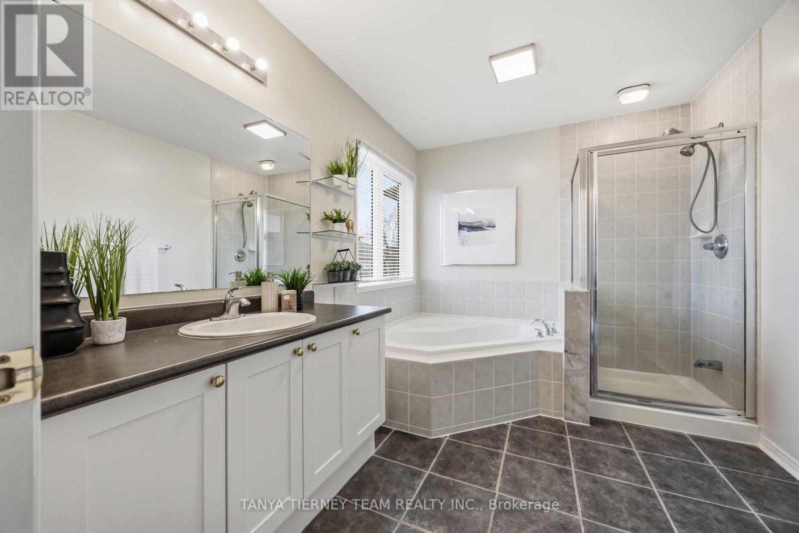 75 Robert Attersley Drive E, Whitby, ON - Indoor Photo Showing Bathroom