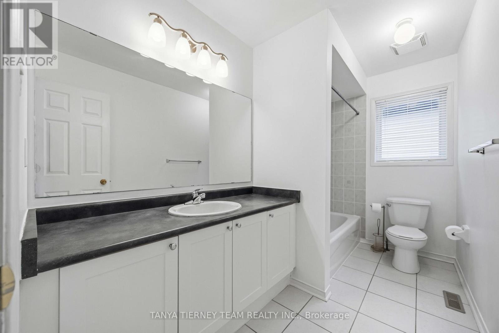 75 Robert Attersley Drive E, Whitby, ON - Indoor Photo Showing Bathroom