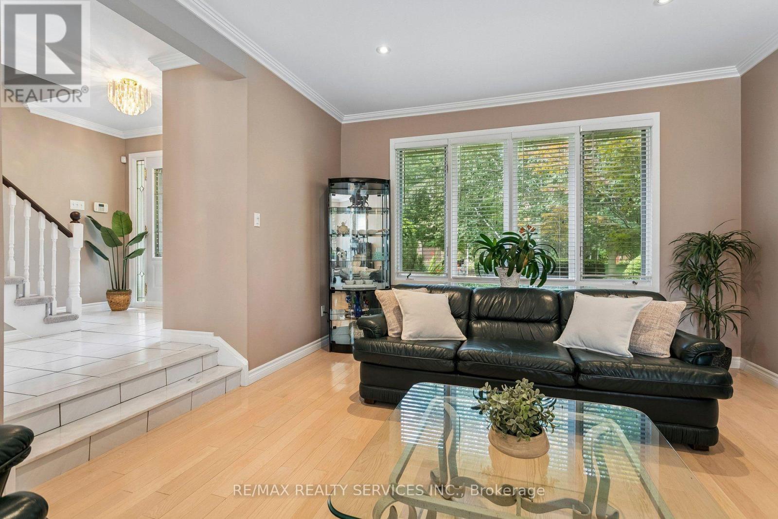 11 Longbourne Crescent, Brampton, ON - Indoor Photo Showing Living Room