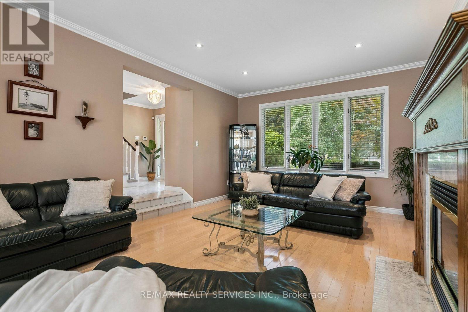 11 Longbourne Crescent, Brampton, ON - Indoor Photo Showing Living Room With Fireplace