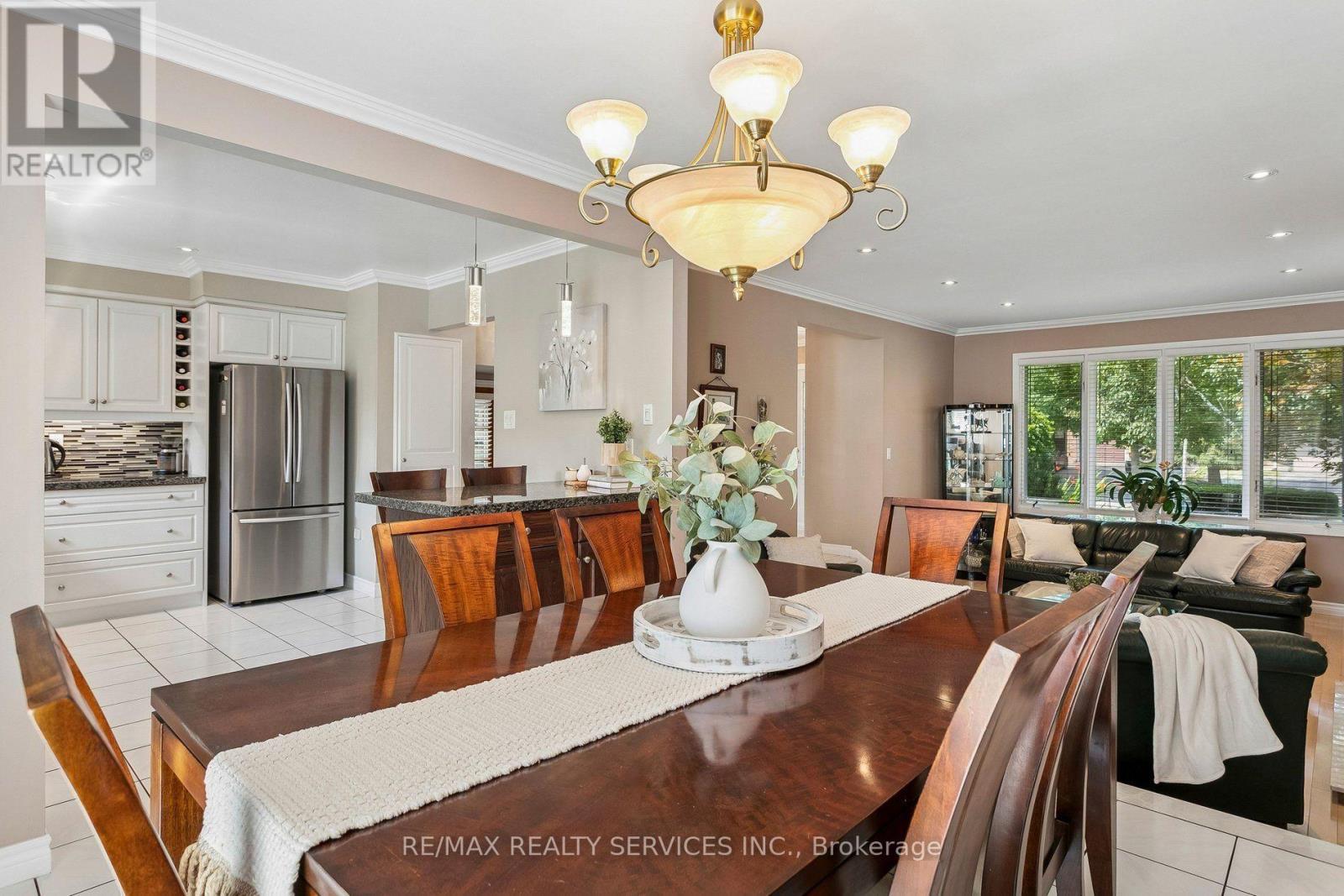 11 Longbourne Crescent, Brampton, ON - Indoor Photo Showing Dining Room