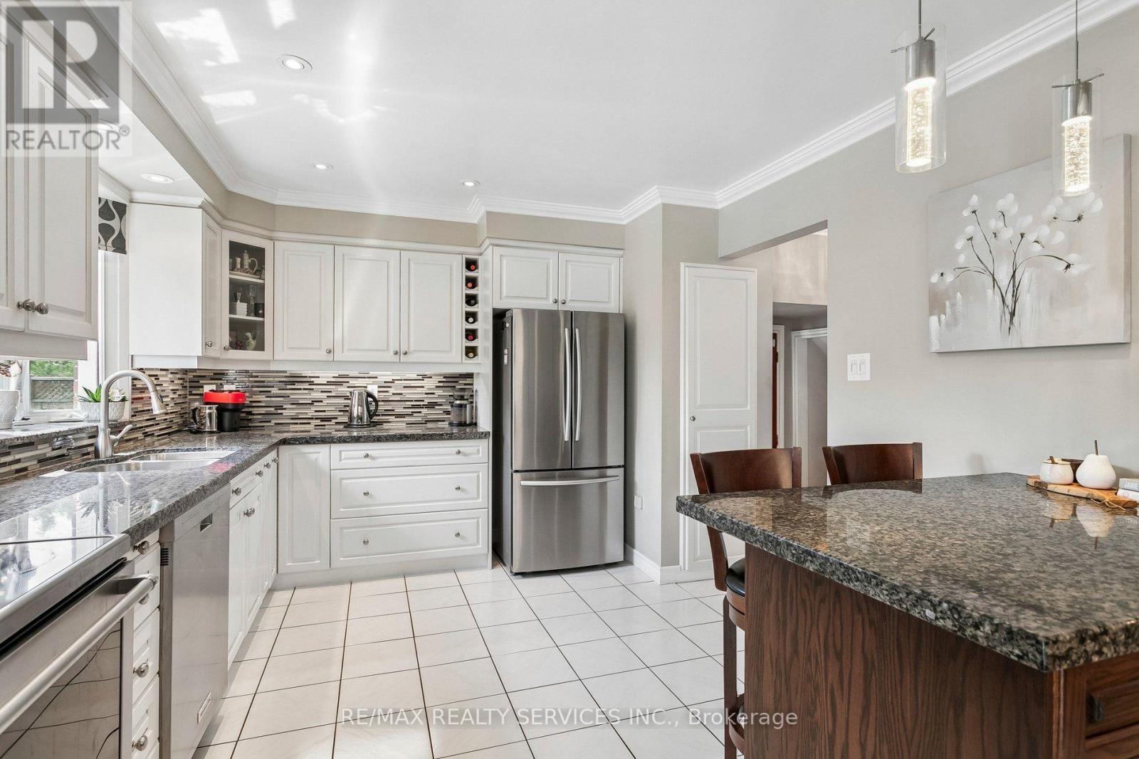 11 Longbourne Crescent, Brampton, ON - Indoor Photo Showing Kitchen With Stainless Steel Kitchen With Upgraded Kitchen