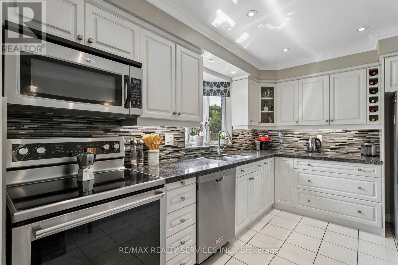 11 Longbourne Crescent, Brampton, ON - Indoor Photo Showing Kitchen With Stainless Steel Kitchen With Upgraded Kitchen