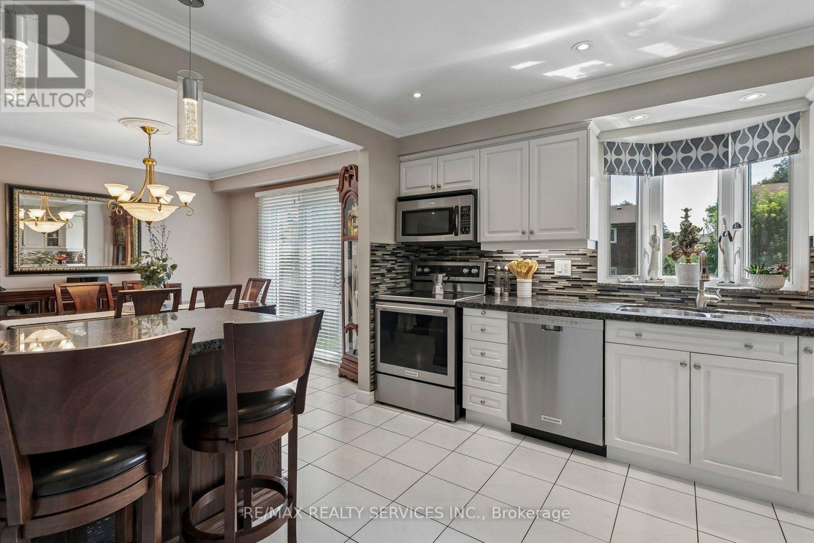 11 Longbourne Crescent, Brampton, ON - Indoor Photo Showing Kitchen