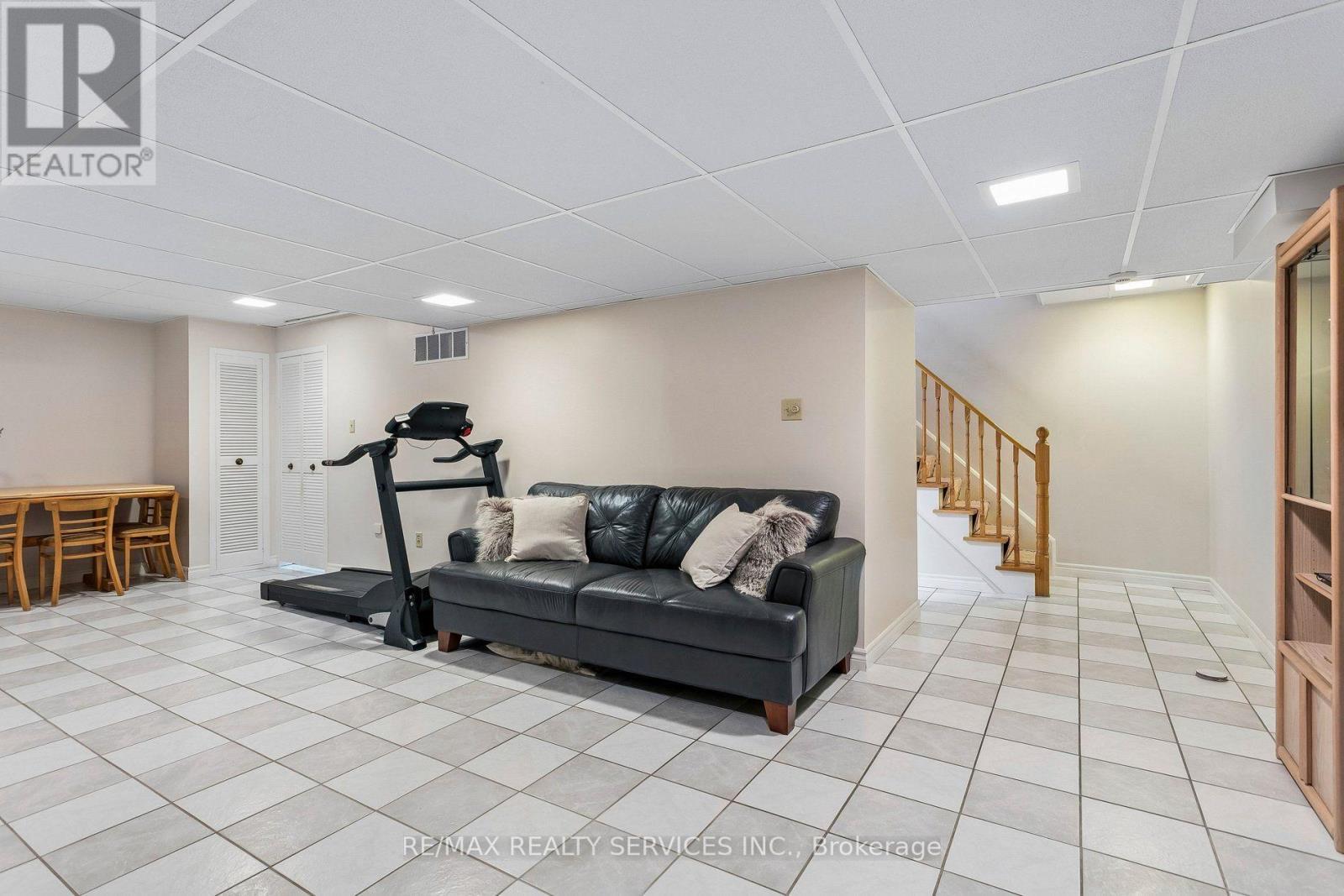 11 Longbourne Crescent, Brampton, ON - Indoor