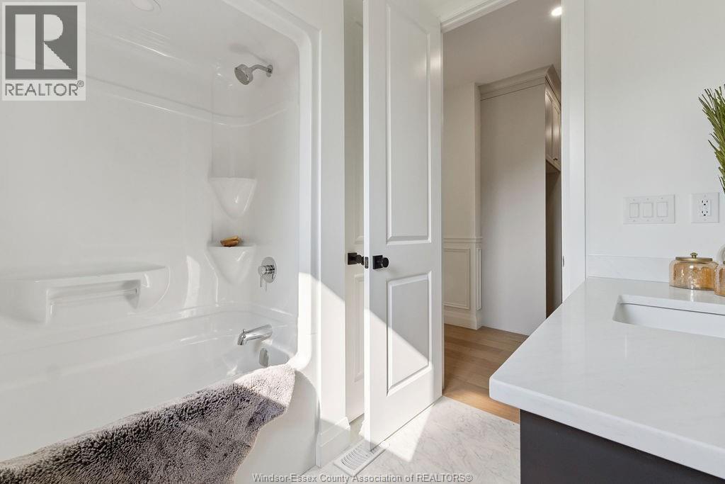 485 Maple, Lasalle, ON - Indoor Photo Showing Bathroom