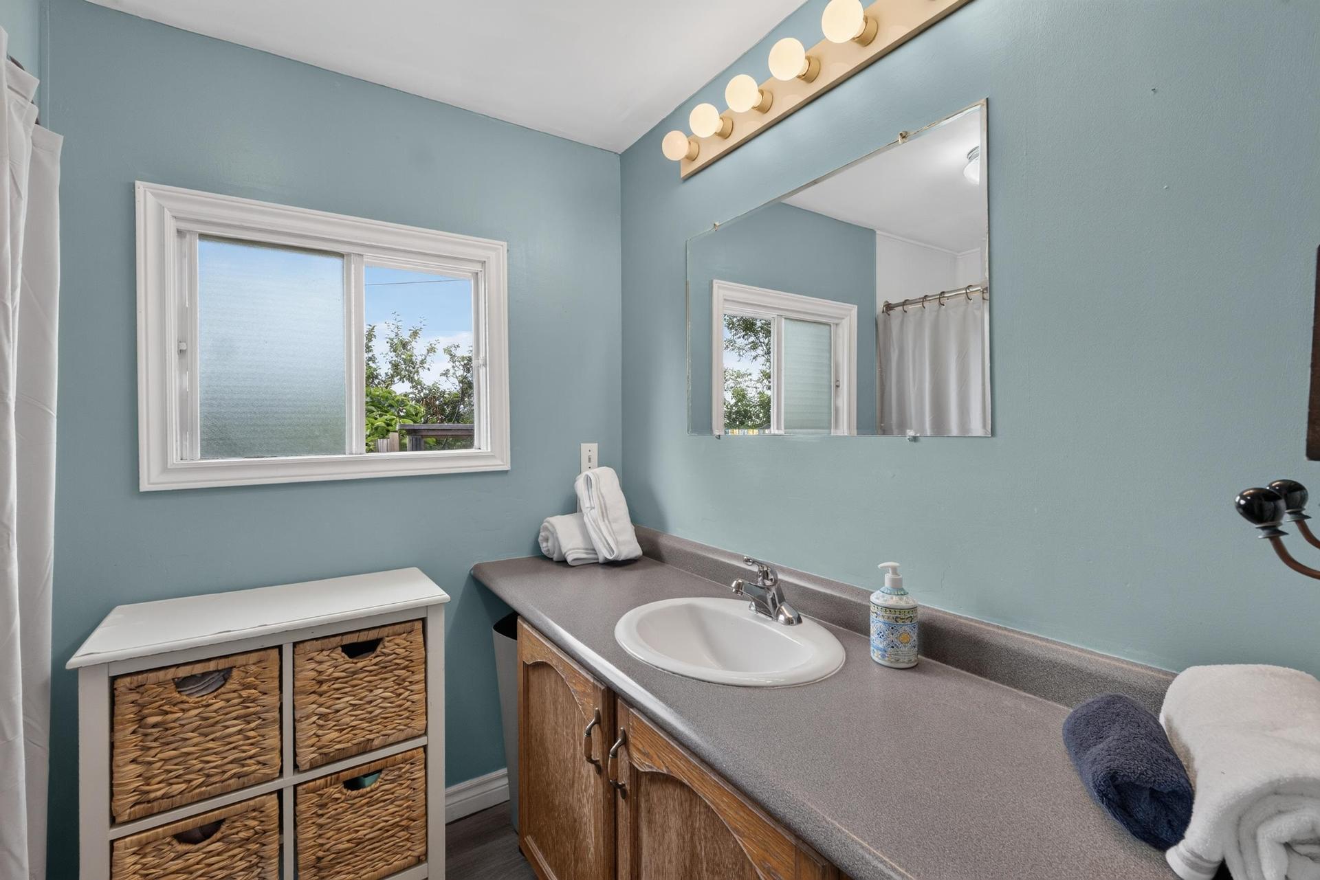 23 Lakeview Drive, Cornwall, PE - Indoor Photo Showing Bathroom