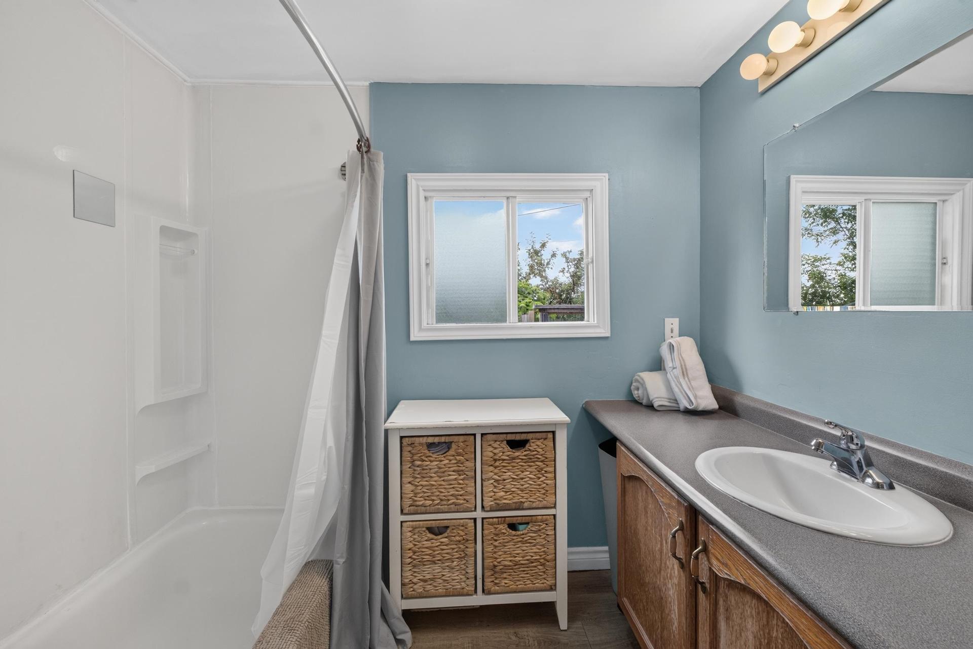 23 Lakeview Drive, Cornwall, PE - Indoor Photo Showing Bathroom