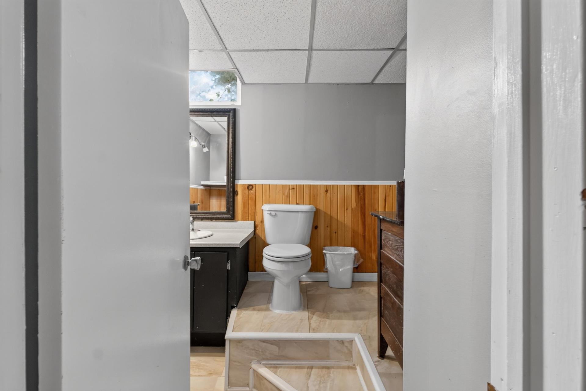 23 Lakeview Drive, Cornwall, PE - Indoor Photo Showing Bathroom