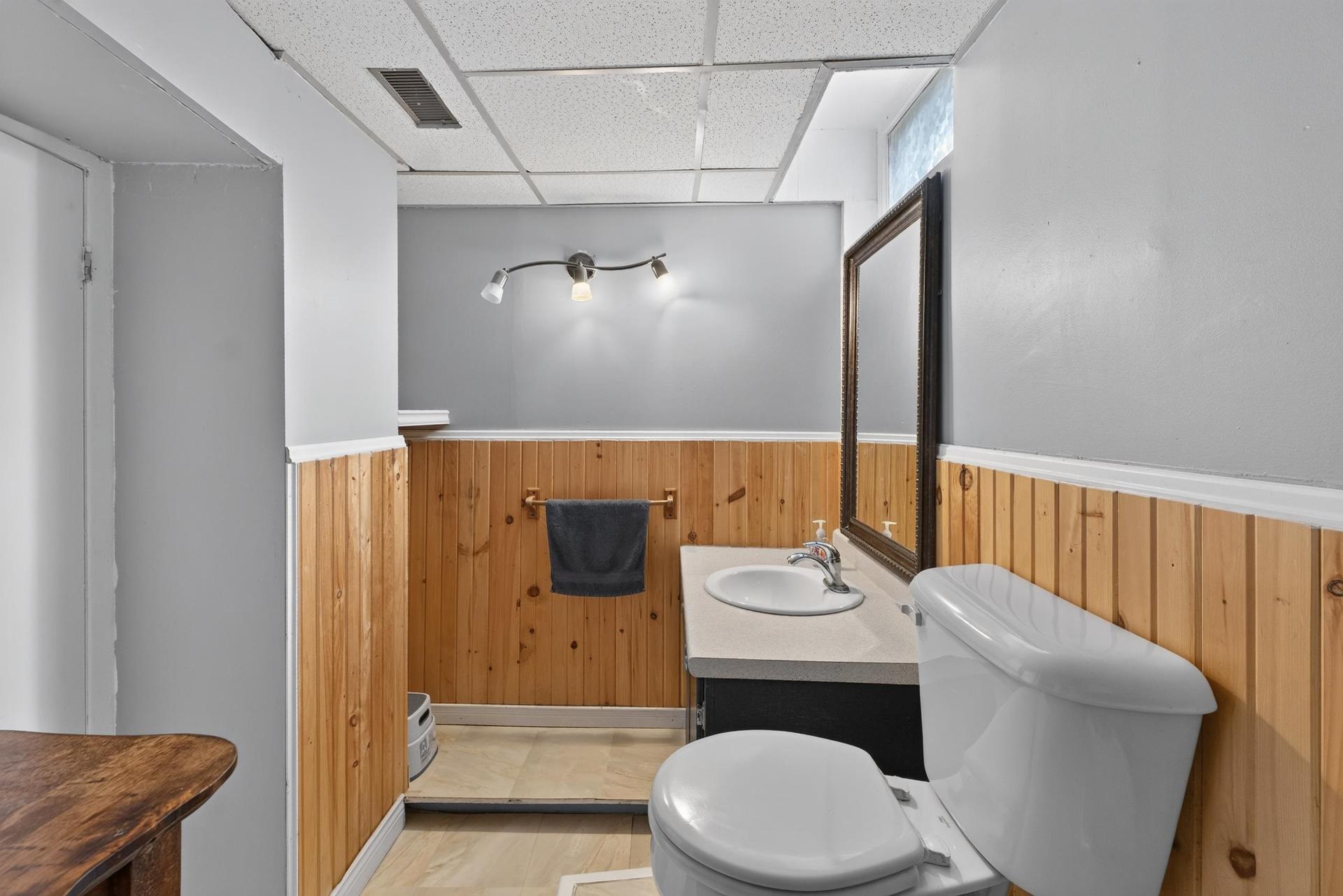 23 Lakeview Drive, Cornwall, PE - Indoor Photo Showing Bathroom