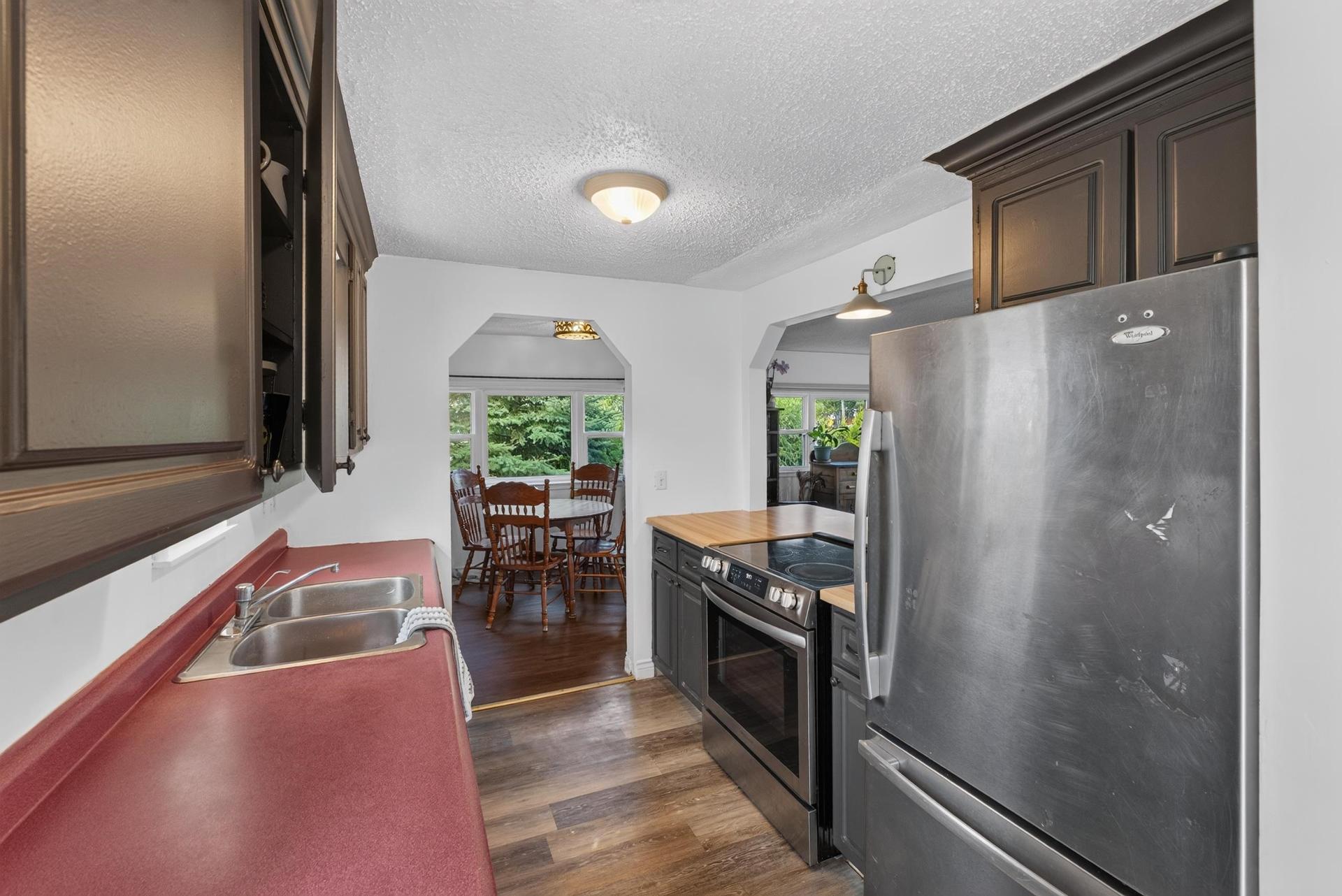 23 Lakeview Drive, Cornwall, PE - Indoor Photo Showing Kitchen With Double Sink