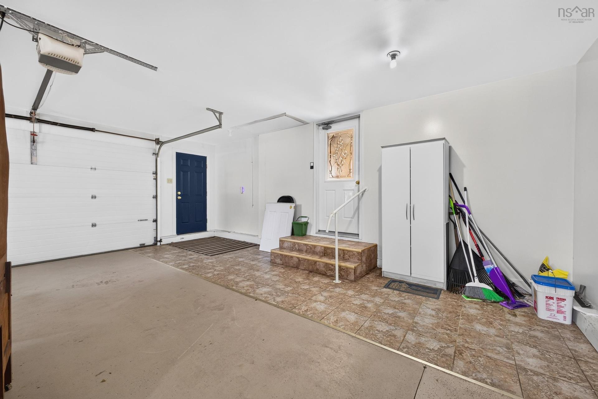 1 Hillcrest Street, Truro, NS - Indoor Photo Showing Garage