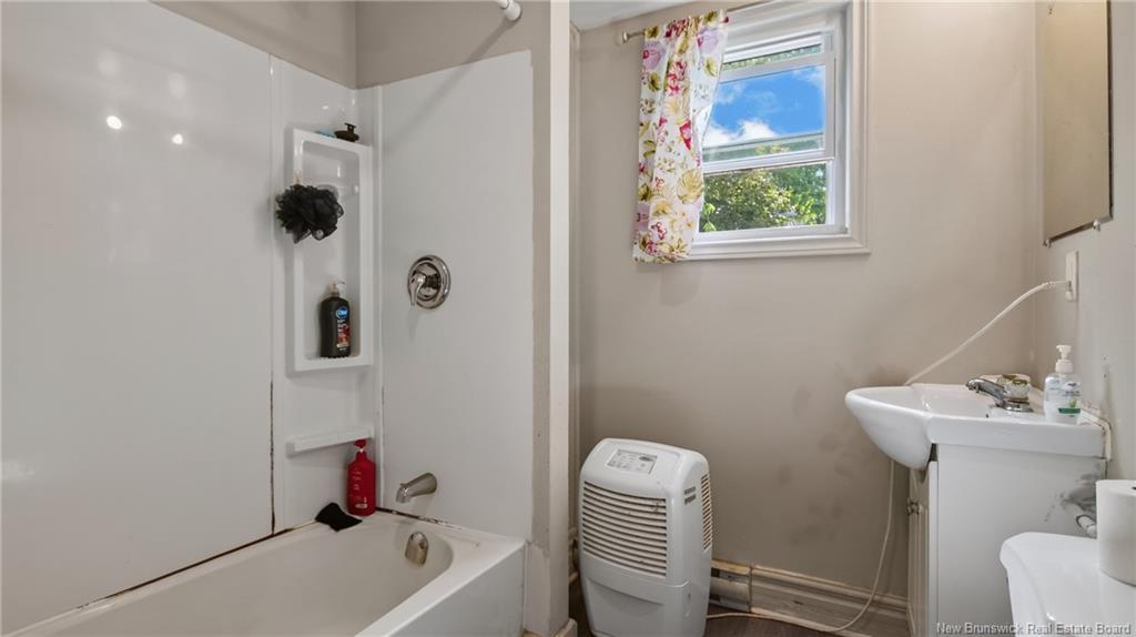 42 Railway, Moncton, NB - Indoor Photo Showing Bathroom