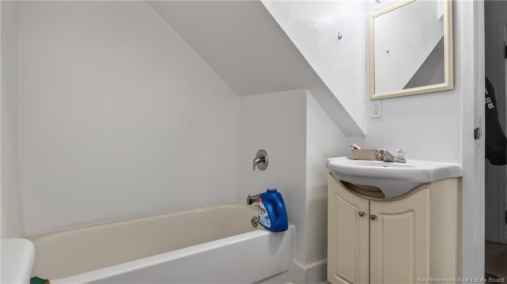 42 Railway, Moncton, NB - Indoor Photo Showing Bathroom