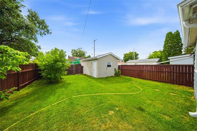 604 Union Ave, Winnipeg, MB - Outdoor With Backyard