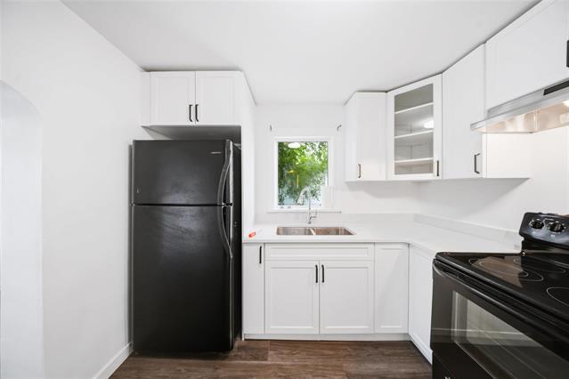 604 Union Ave, Winnipeg, MB - Indoor Photo Showing Kitchen With Double Sink