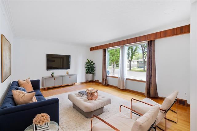 1111 Rothesay St, Winnipeg, MB - Indoor Photo Showing Living Room