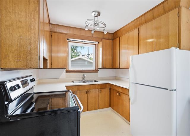 1111 Rothesay St, Winnipeg, MB - Indoor Photo Showing Kitchen With Double Sink