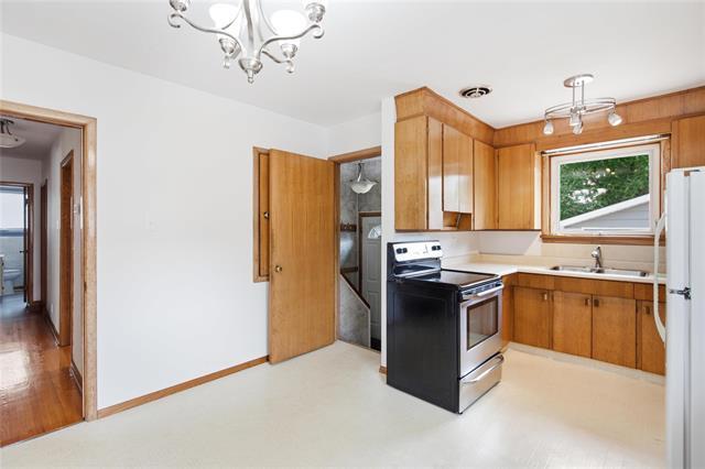 1111 Rothesay St, Winnipeg, MB - Indoor Photo Showing Kitchen With Double Sink