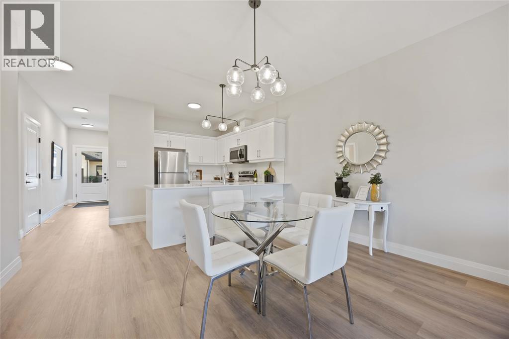 214 St Clair Boulevard Unit# 21, St Clair, ON - Indoor Photo Showing Dining Room
