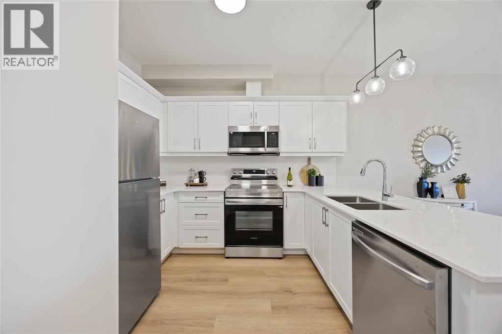 214 St Clair Boulevard Unit# 16, St Clair, ON - Indoor Photo Showing Kitchen With Double Sink With Upgraded Kitchen