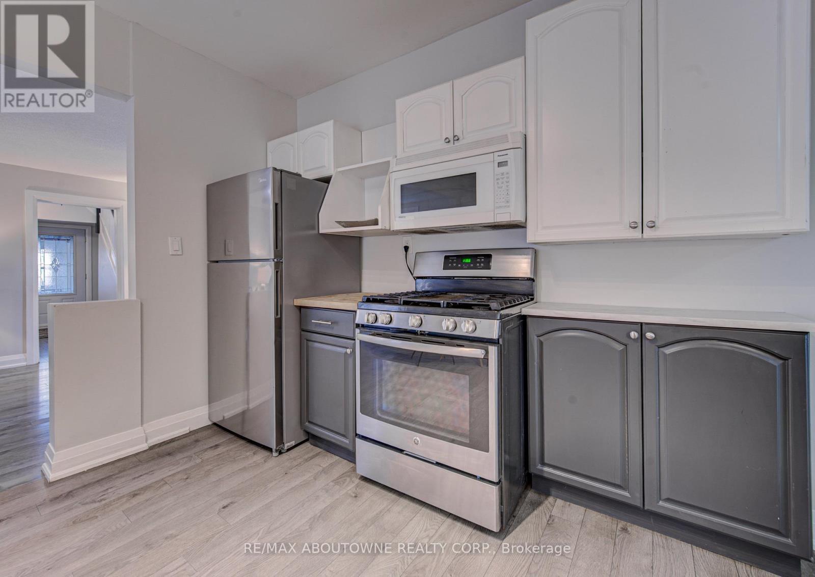 227 East 23Rd Street, Hamilton, ON - Indoor Photo Showing Kitchen