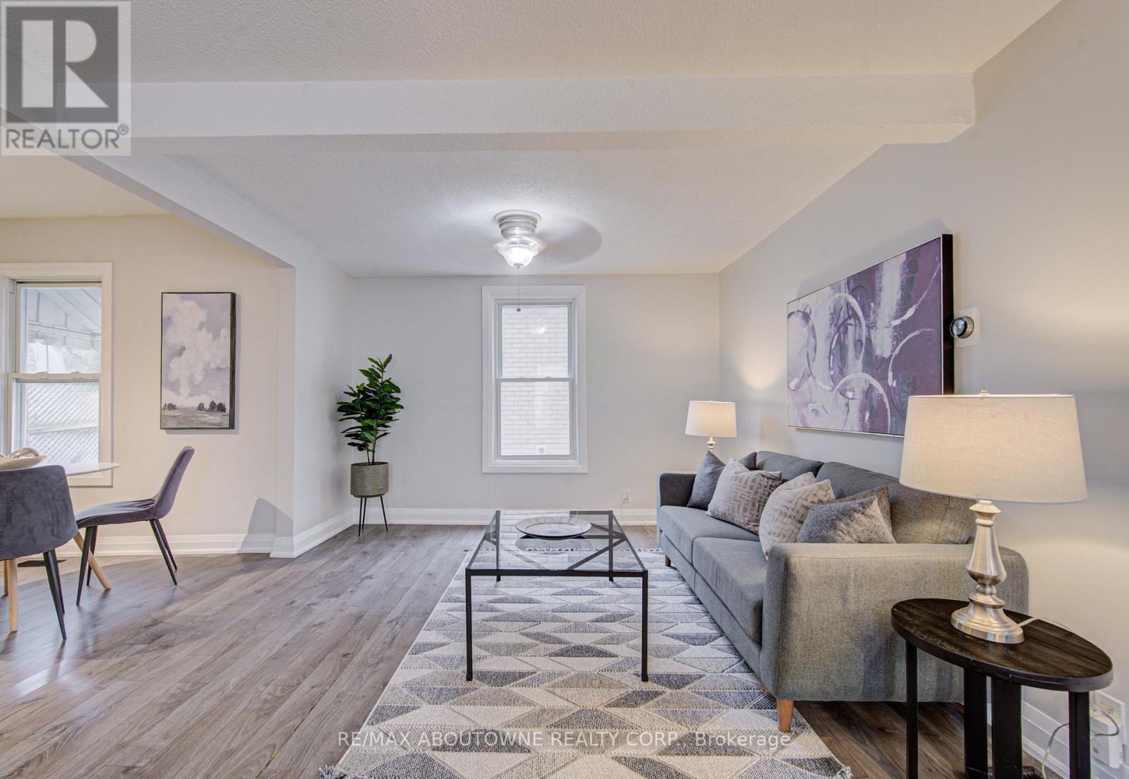 227 East 23Rd Street, Hamilton, ON - Indoor Photo Showing Living Room