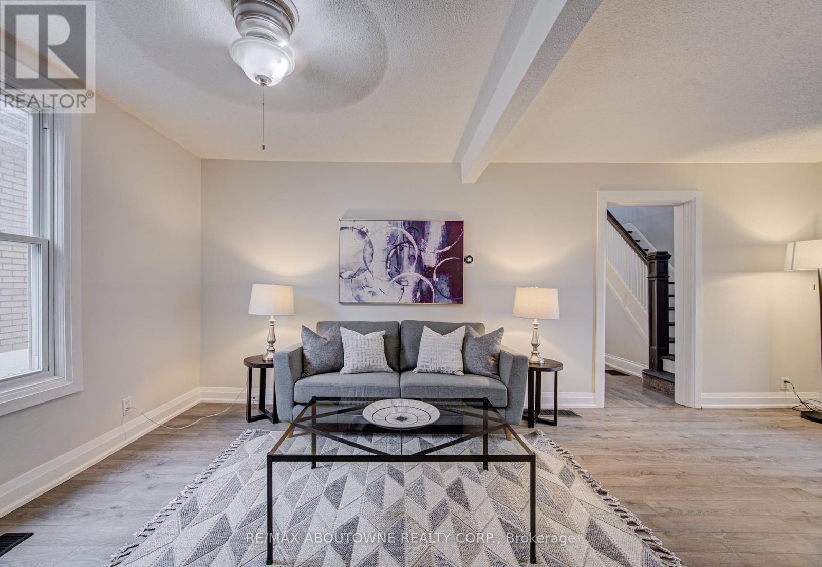 227 East 23Rd Street, Hamilton, ON - Indoor Photo Showing Living Room