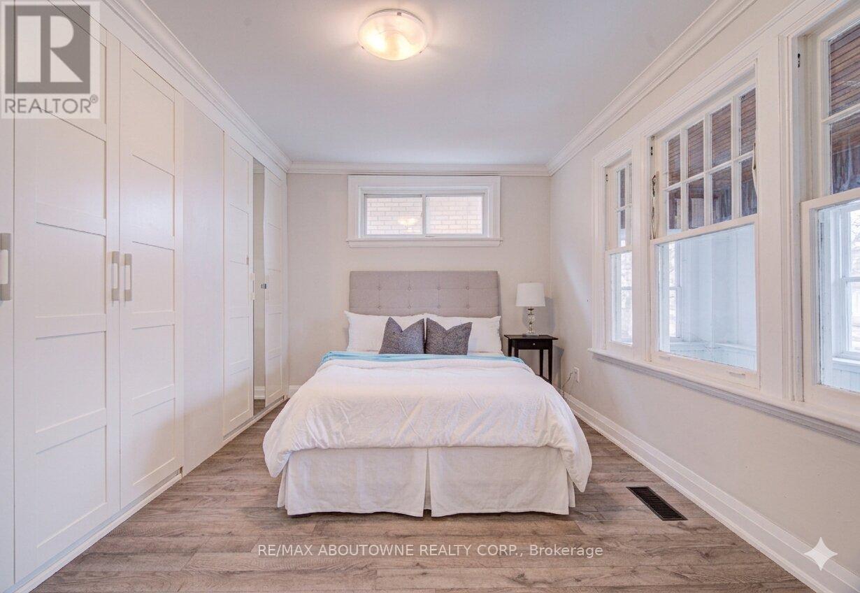 227 East 23Rd Street, Hamilton, ON - Indoor Photo Showing Bedroom