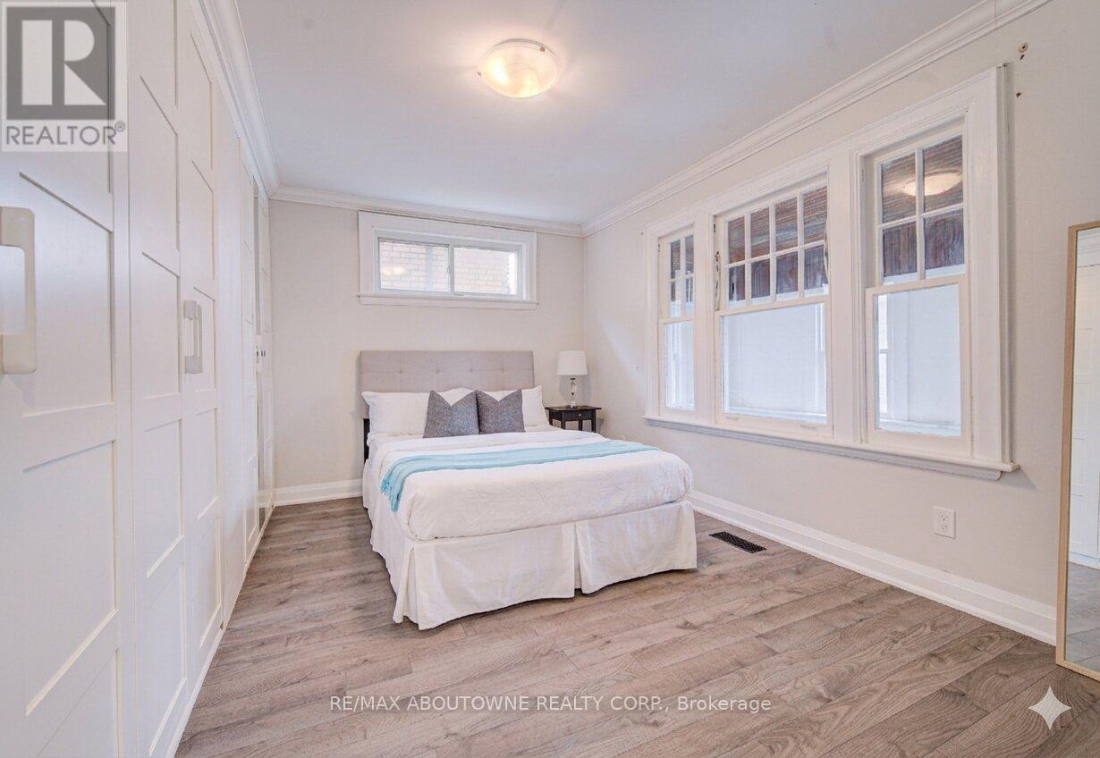 227 East 23Rd Street, Hamilton, ON - Indoor Photo Showing Bedroom
