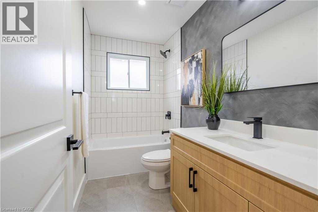 23 Tyrone Drive, Hamilton, ON - Indoor Photo Showing Bathroom